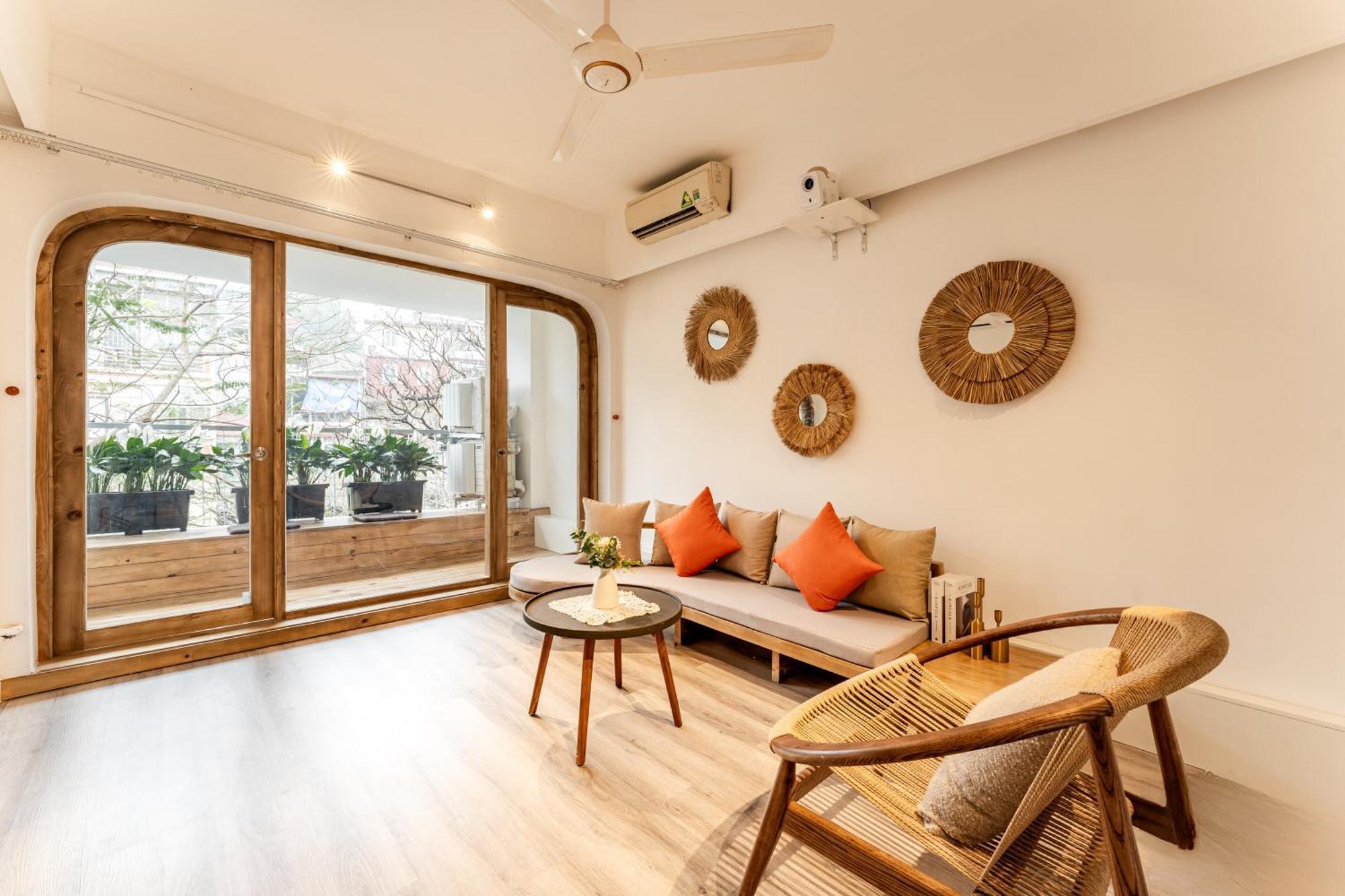 Sunny Old Quarter Near Train Street - Big Balcony, Kitchen- Self Check-in Căn hộ