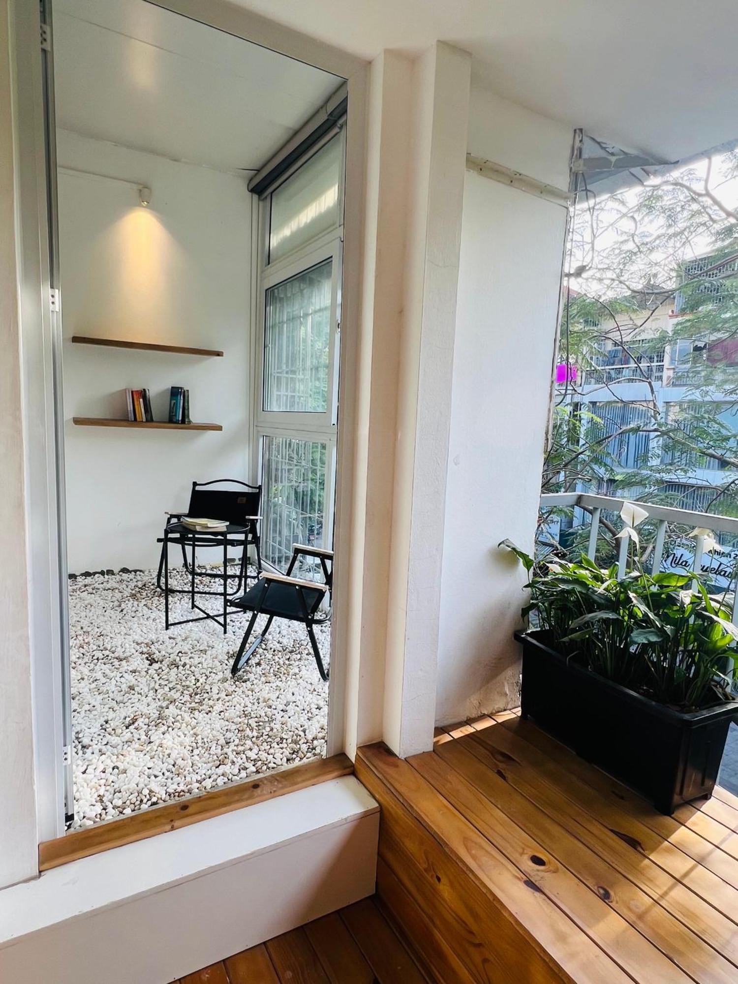 Sunny Old Quarter Near Train Street - Big Balcony, Kitchen- Self Check-in Hà Nội