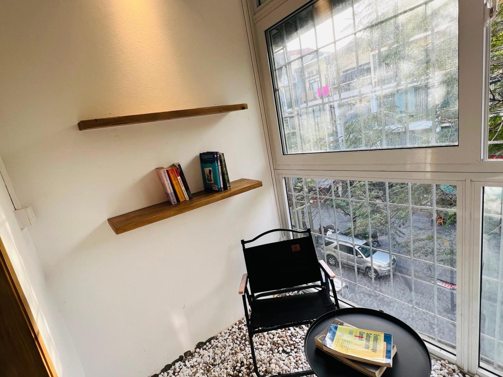 Sunny Old Quarter Near Train Street - Big Balcony, Kitchen- Self Check-in Căn hộ Hà Nội