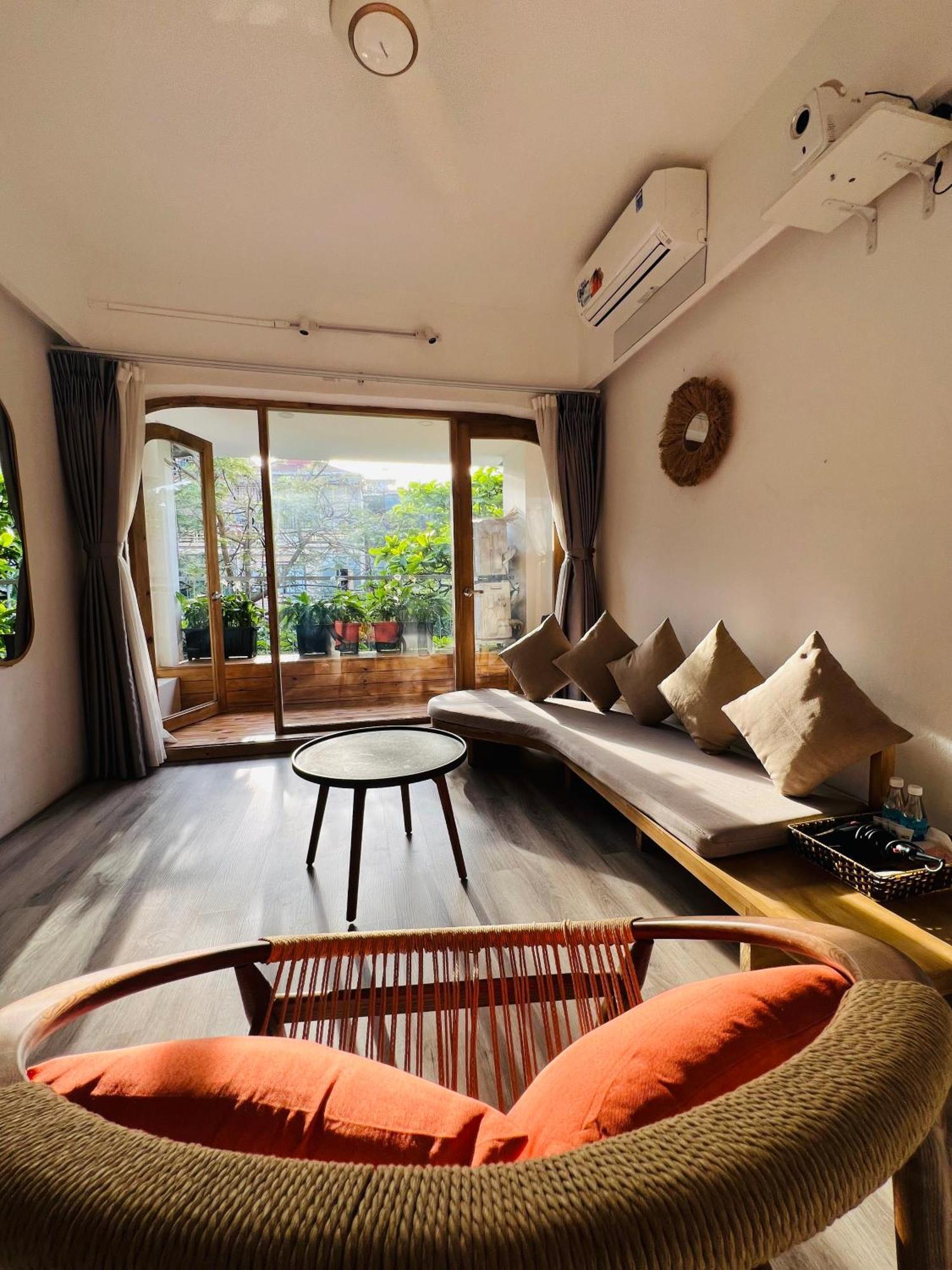 Sunny Old Quarter Near Train Street - Big Balcony, Kitchen- Self Check-in Căn hộ